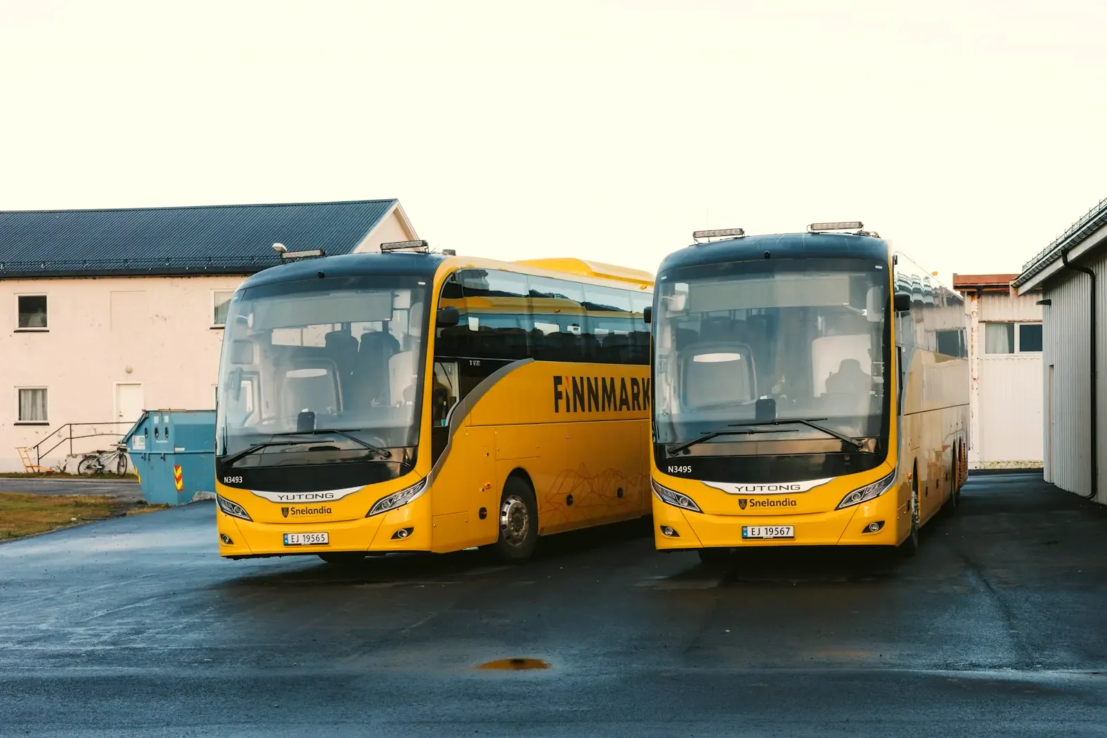 Buses de pasajeros en el terminal