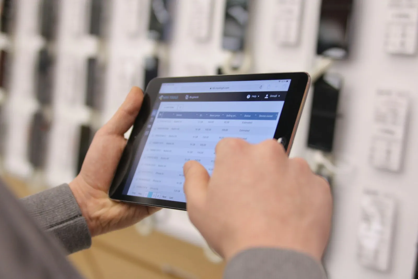 Manos revisando el inventario en una tablet