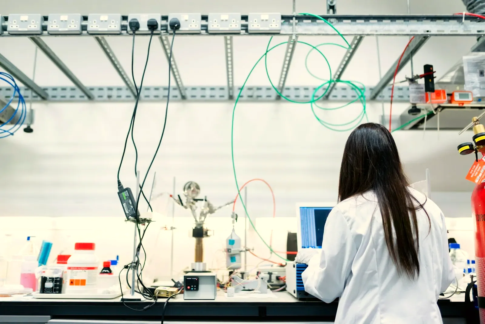 Analista de laboratorio trabajando con muestras