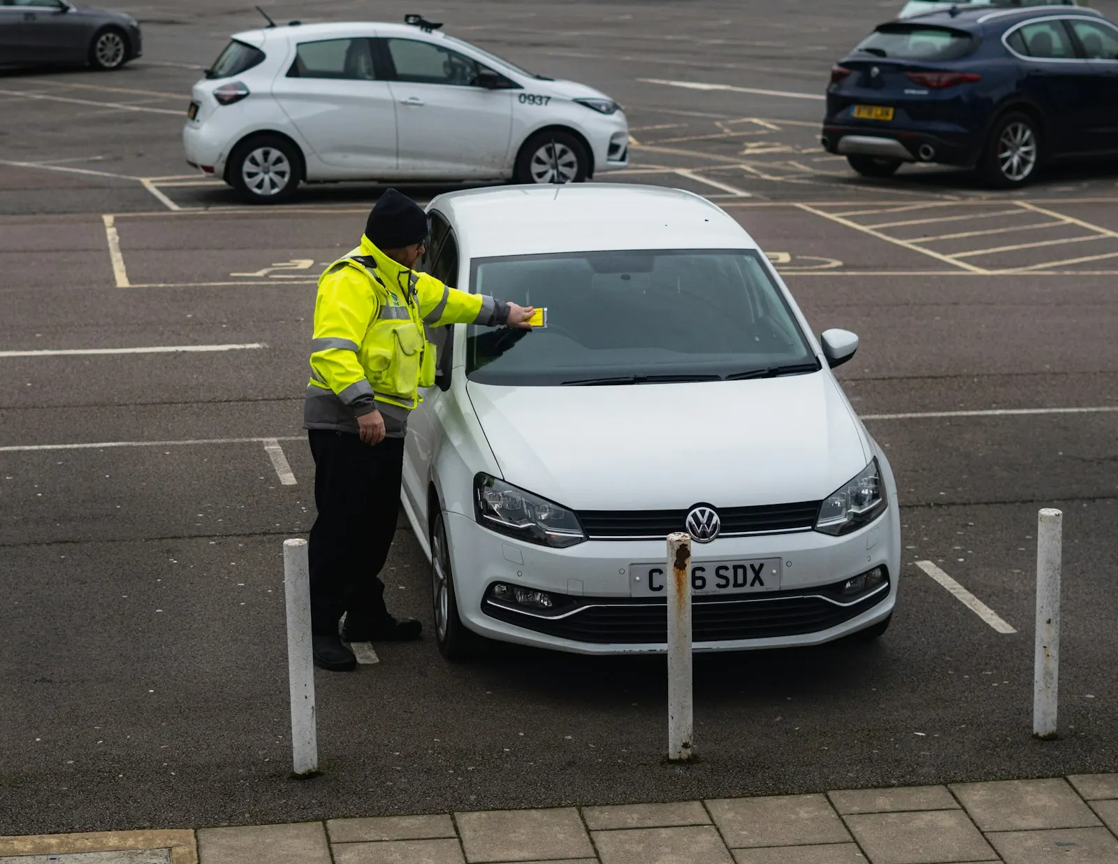 Cuidador de estacionamiento usando su celular